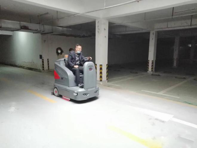 忻州小区物业保洁不用人力改用驾驶式洗地机了